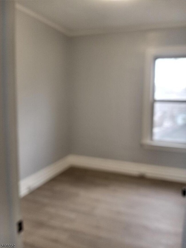 Building Photo - 32 Vreeland Ave