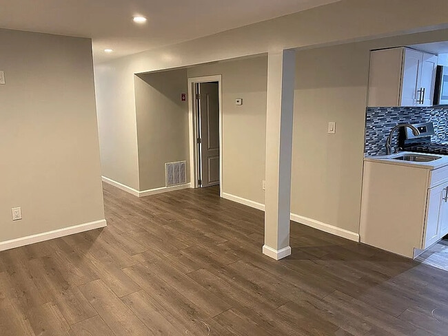 Building Photo - 1029 Commack Rd