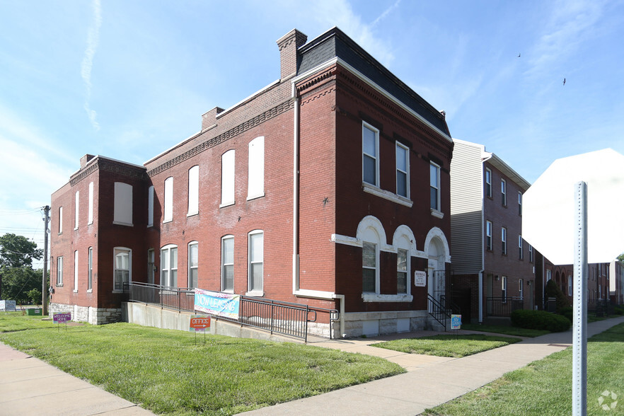 Building - College Hill Apartments