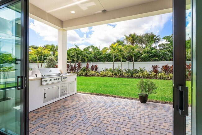 Building Photo - 8330 Essex Country Clb Dr