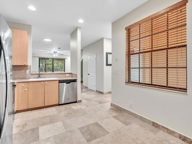 Building Photo - 3853 Tree Top Dr