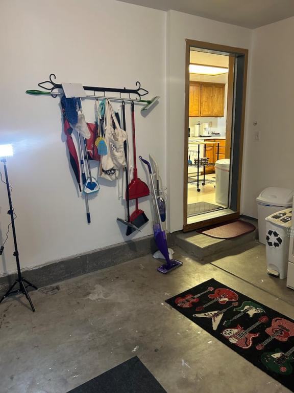 Building Photo - 563 Primrose Dr