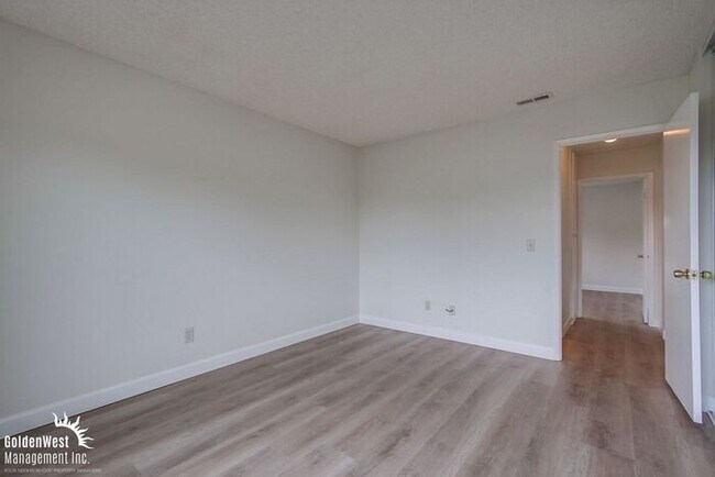 Building Photo - Remodeled Single Story 3Bdm 2Ba in Lovely ...