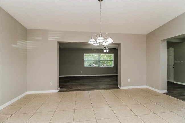 Building Photo - 6007 Oakcrest Cir