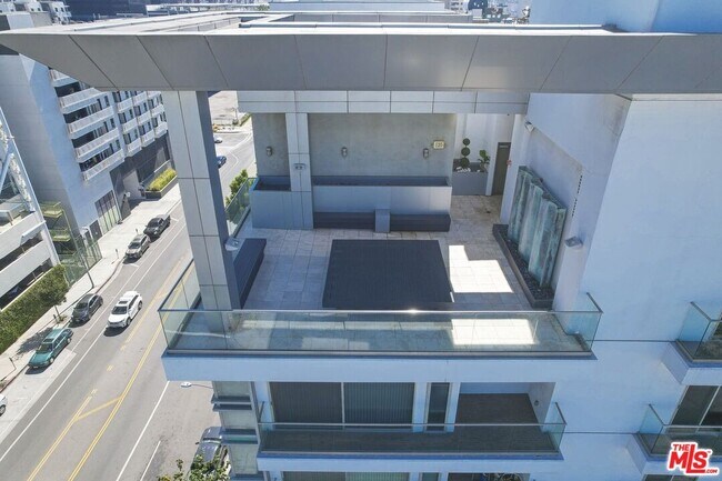 Building Photo - 702 Serrano Ave