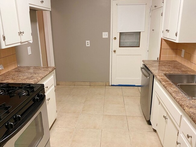 Building Photo - Nice Neighborhood North Long Beach 2 bd 1 ...