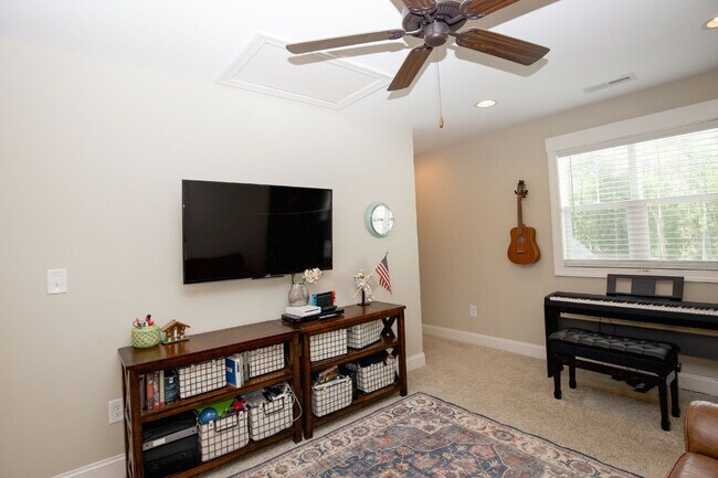 Building Photo - "Charming 4-Bedroom Retreat with Fireplace and 3 Full Baths in Aberdeen!"
