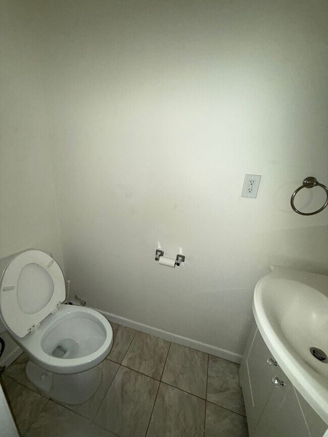 Building Photo - 22 Avon Dr