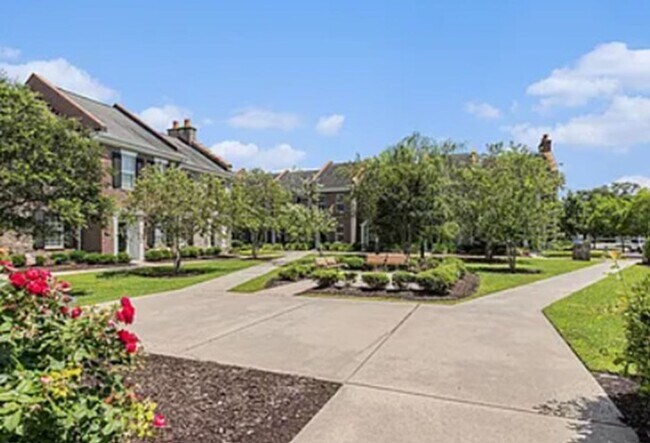 Building Photo - Market Common townhouse with garage!!