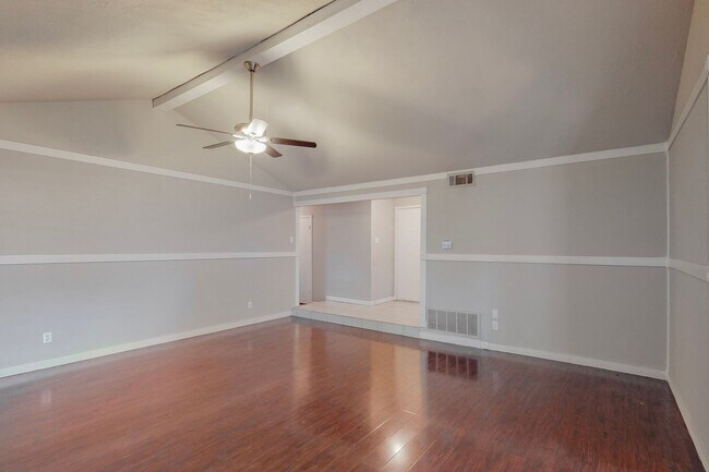 Building Photo - Available June 1st! 3 Bedroom 2 Bath East ...