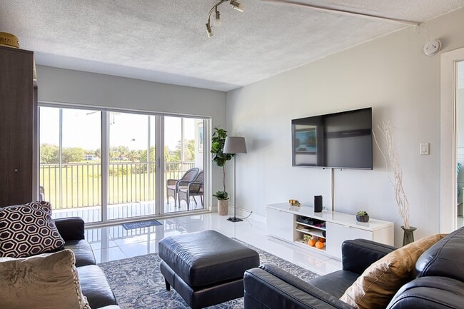 Building Photo - 2950 N Palm Aire Dr