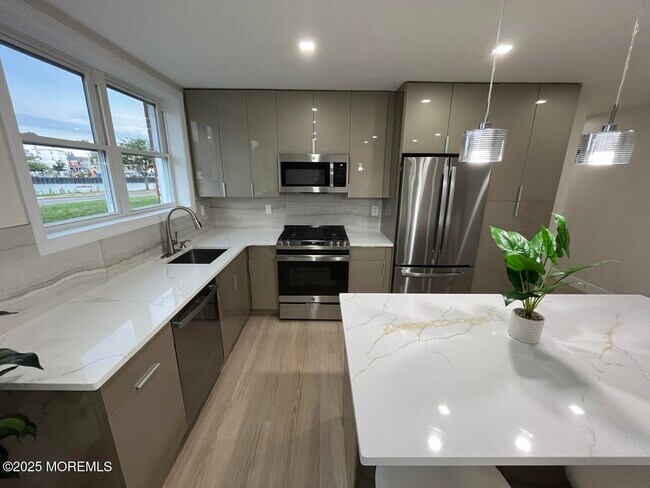 Building Photo - 1217 Ocean Ave N