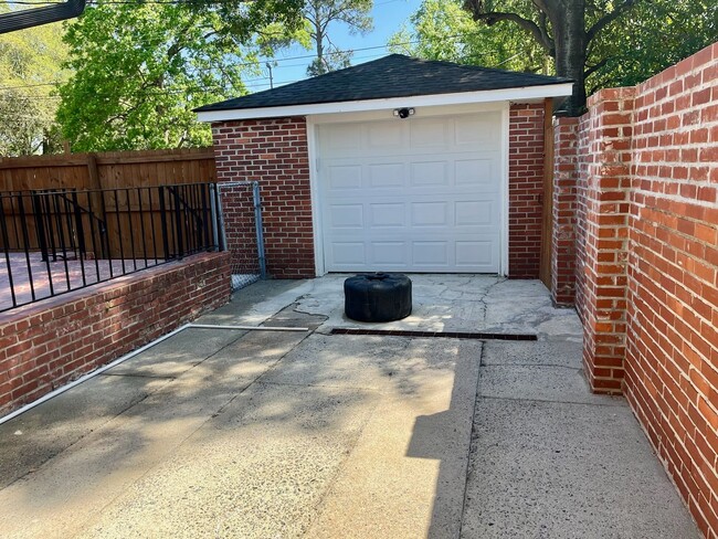 Building Photo - 3/2 Duplex Conveniently Situated in an Established Neighborhood!