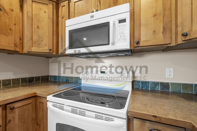 Building Photo - 2 Bedroom 1 Bath Home with Off-Street Parking Available in Coeur d'Alene!