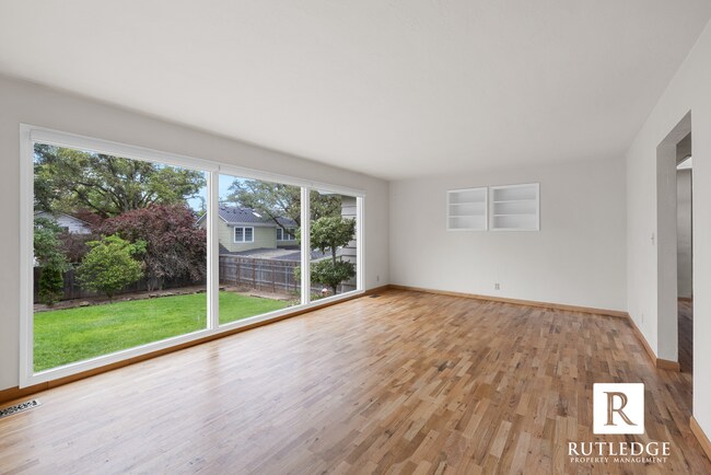 Building Photo - East Medford Charm