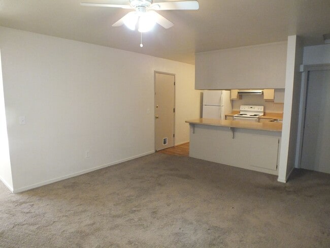 Building Photo - Rescue duplex 2/2 home with garage and fen...
