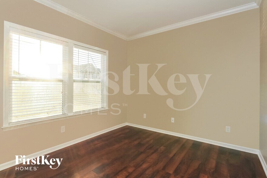 Building Photo - 3845 Streamside Dr
