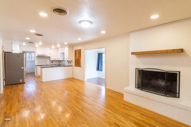 Building Photo - 1556 Singleton Ave