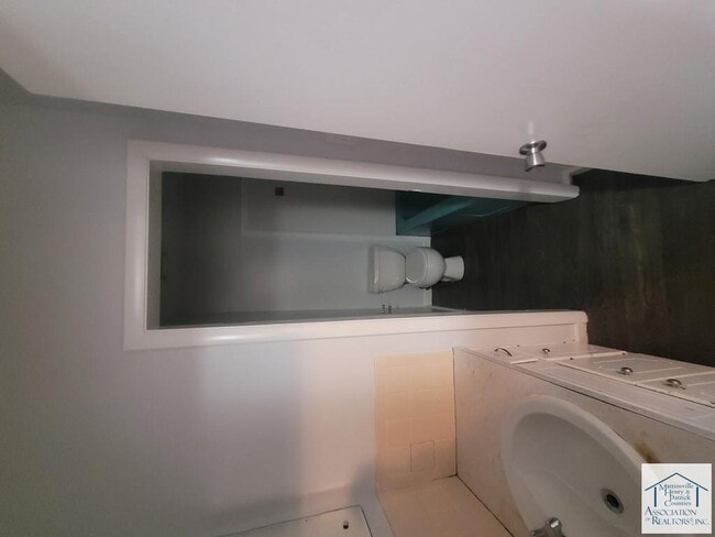 Building Photo - 315 Spring Dr