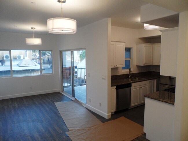 Building Photo - 1051 N Sierra Bonita Ave