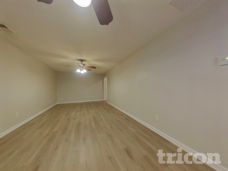 Building Photo - 15 Stable Ln