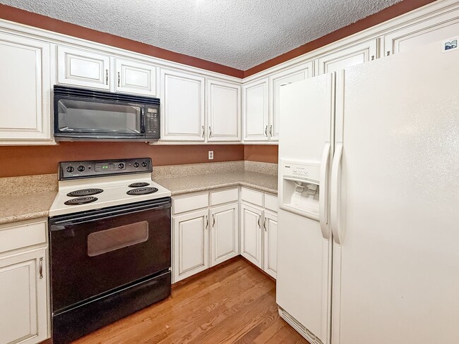 Building Photo - $0 DEPOSIT OPTION. CHARMING TWO-STORY TOWN...