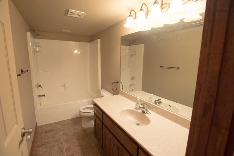 Building Photo - 1100 Oaktree Pl