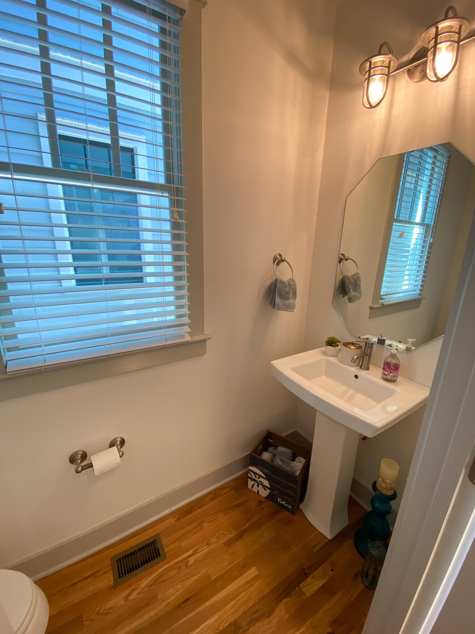 Building Photo - 204 Burns Ave