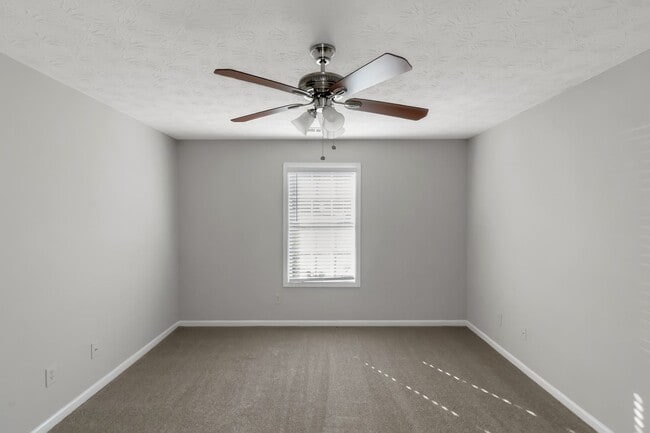 Building Photo - Spacious 4-Bedroom Split Foyer with 3 Bath...