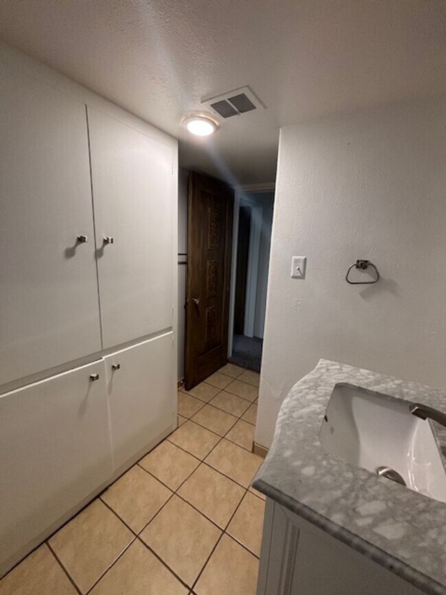 Building Photo - 419 W 5th Ave