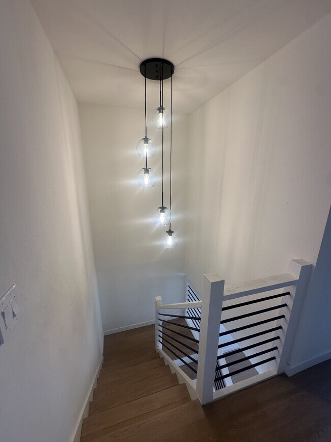 Building Photo - $3,750- 3 Bed / 2.5 Bath Renovated Townhome in Poway