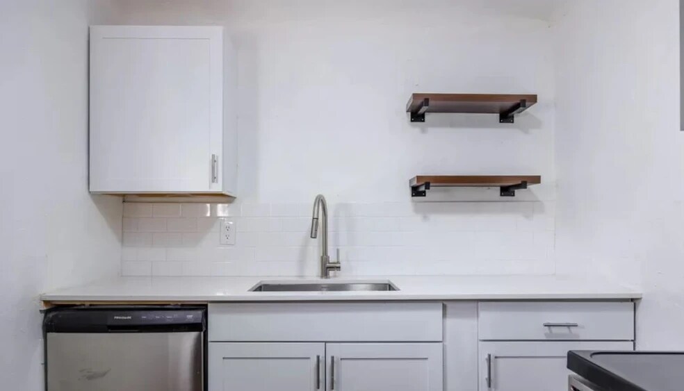 Kitchen - 421 W 9th St