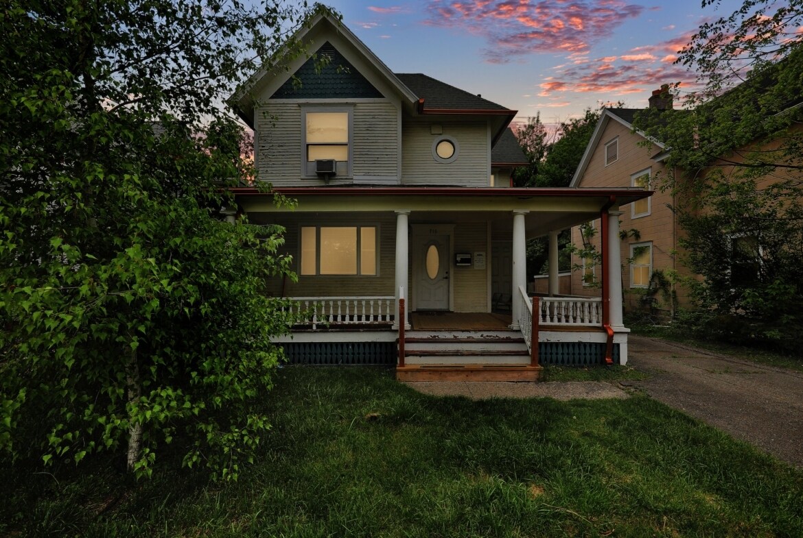 Building Photo - 716 N Walnut St