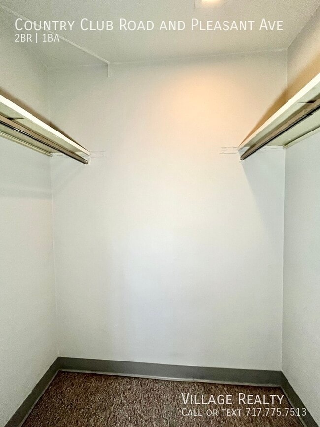 Building Photo - 605 Country Club Rd