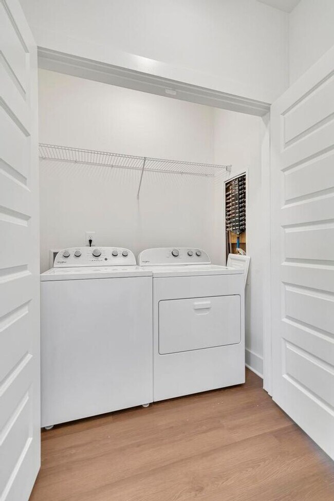 Building Photo - Spacious 3 Bedroom House with Primary Suite on Main Level