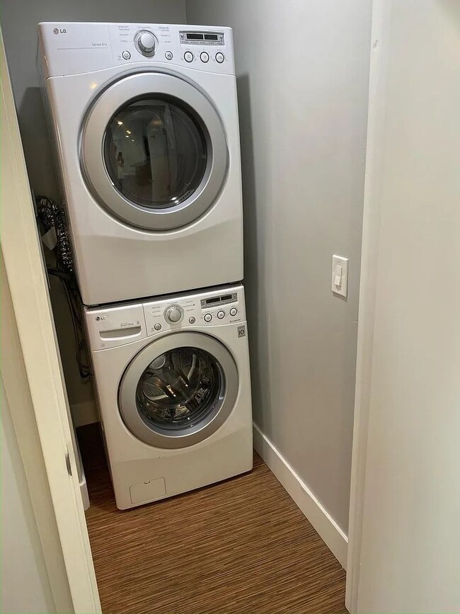 Building Photo - Spacious Studio aand 1-bedroom Apartments in Mission Hills – Prime Location!