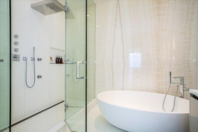 Building Photo - 28th floor Waiea residence: Fully-furnishe...