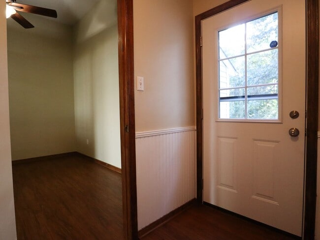 Building Photo - 4-Bedroom Home on Quiet Cul-de-Sac - Must See
