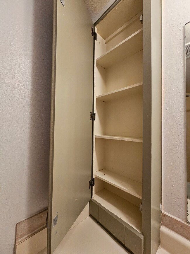 Building Photo - Amazing Penthouse 2 Bedroom 2 Bath With Mo...