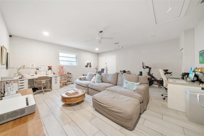 Building Photo - 341 Island Dr