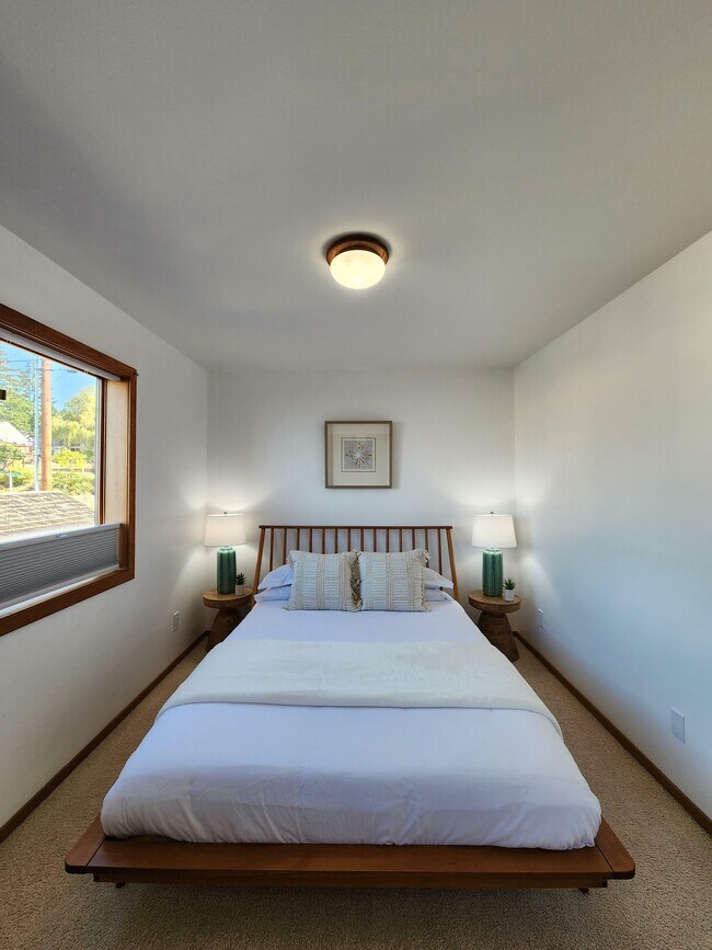 Building Photo - 19118 Soundview Dr NW