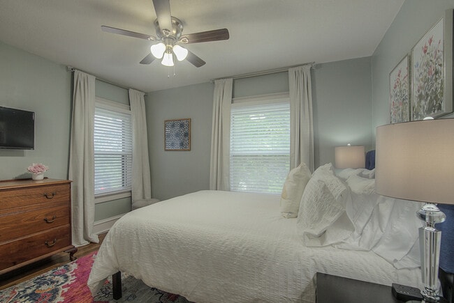 Building Photo - 1145 W 41st Terrace