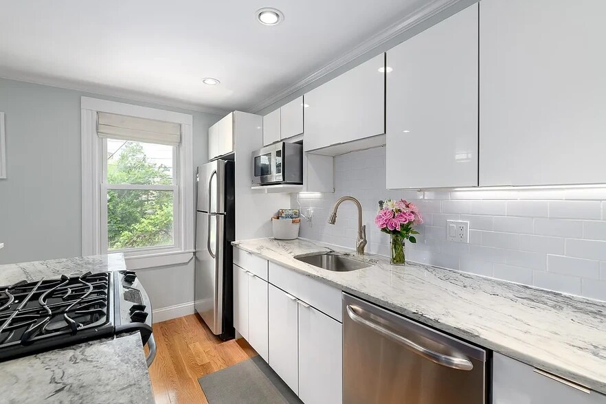 Building Photo - 194 Marion St