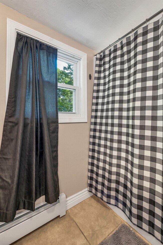 Building Photo - 172 Center St