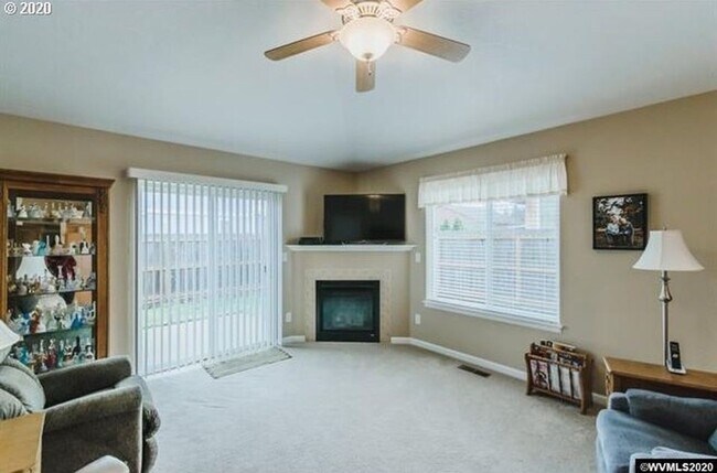 Building Photo - Available Now: Well-kept home on a corner lot in a desired SW neighborhood