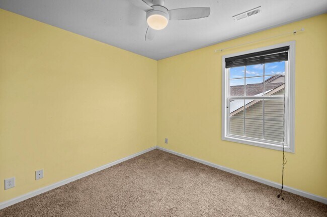 Building Photo - Move-In Special Available! Spacious 3BR Home with Bonus Room, Fireplace & Fenced Yard