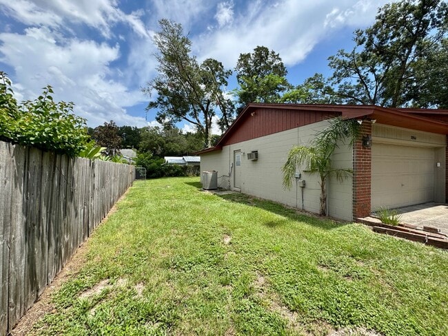 Building Photo - Fantastic 3/2 Sorrento Home with HOA!