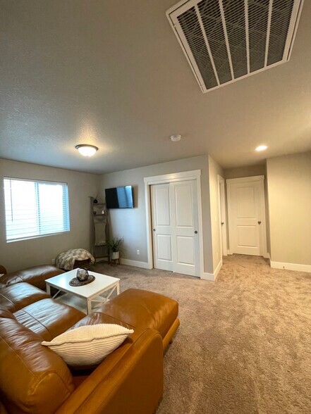 Building Photo - 835 NE Buckthorn Dr