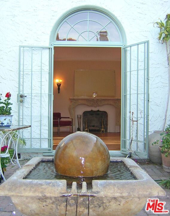 Building Photo - 914 Burnside Ave