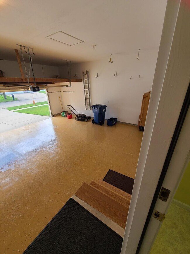 Building Photo - 5 Bedroom 2 and 1/2 bathrooms located in Cherry Hills Subdivision! Available Now!